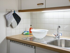 Ovn, kaffetrakter/tekoker og høy barnestol