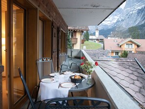 Outdoor dining - Nice apartment for 4 people with WIFI, TV, terrace and pets allowed (Grindelwald)