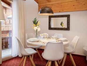 Dining - Beautiful apartment for 2 guests with WIFI, TV, balcony and pets allowed (Grindelwald)