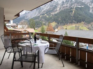 Outdoor dining - Nice apartment for 4 people with WIFI, TV, balcony and pets allowed (Grindelwald)