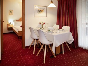 Dining - Nice apartment for 4 people with WIFI, TV, balcony and pets allowed (Grindelwald)