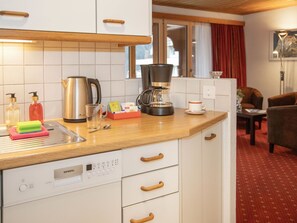 Cuisine moderne équipée d’une machine à café, d’une bouilloire et d’articles de toilette. Un coin repas avec une table et des chaises est également à votre disposition.