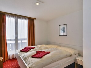 2 bedrooms, travel cot, free WiFi