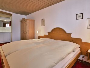 2 bedrooms, travel crib, free WiFi