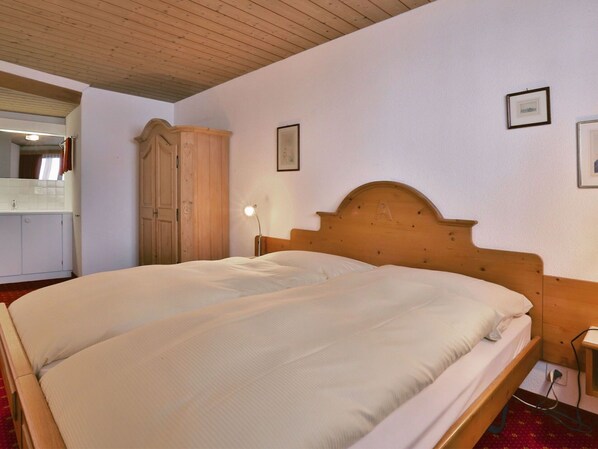 2 bedrooms, travel crib, free WiFi