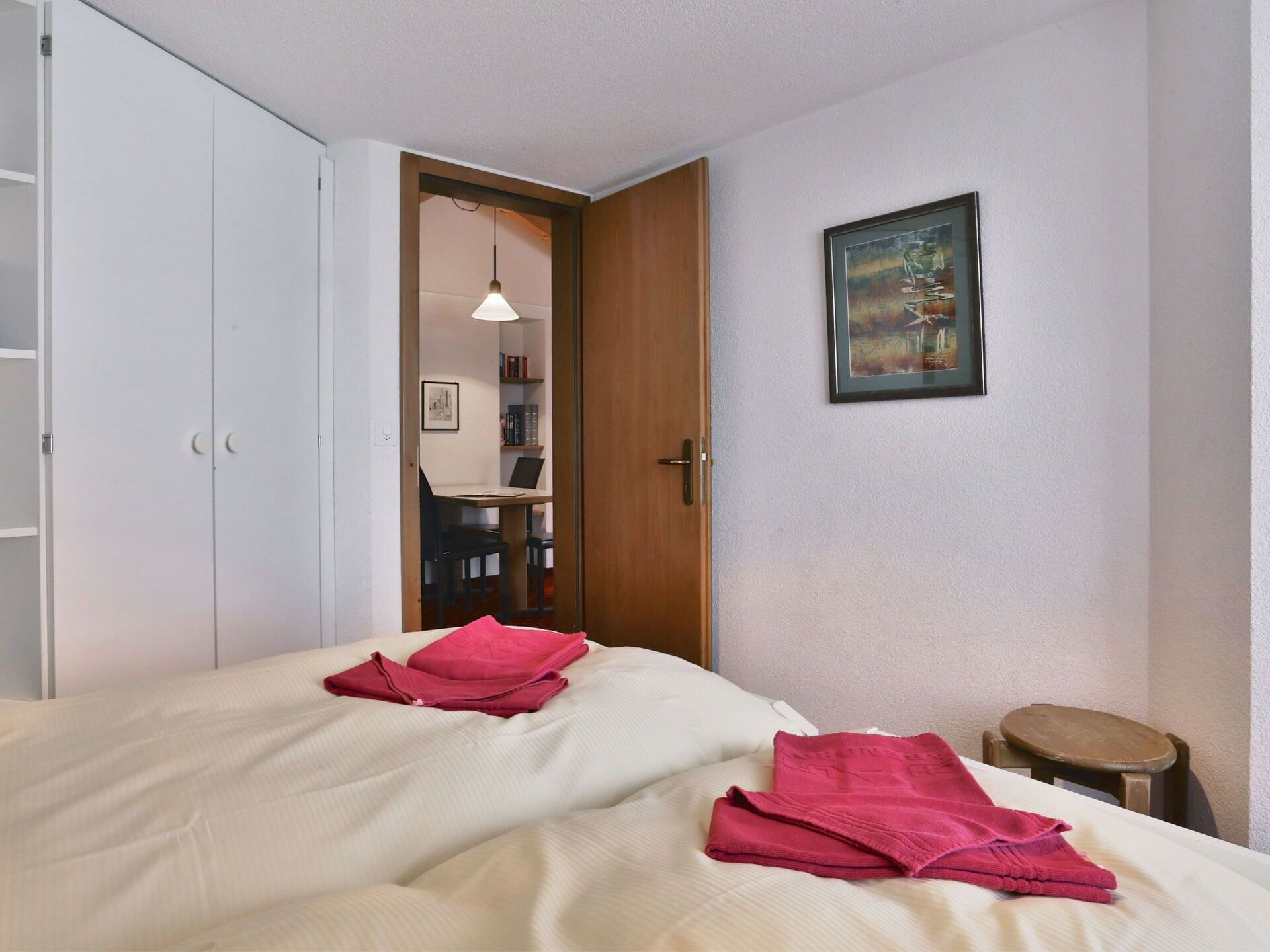 2 bedrooms, travel crib, free WiFi