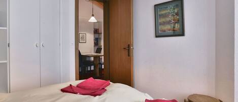 2 bedrooms, travel cot, free WiFi