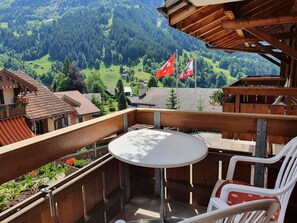 Outdoor dining - Lovely apartment for 4 people with WIFI, TV, balcony and pets allowed (Grindelwald)