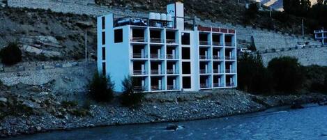 Vista frontal de la propiedad