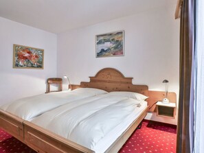 2 bedrooms, travel cot, free WiFi