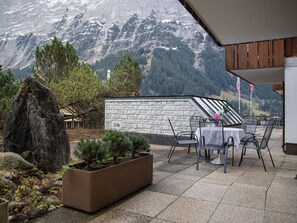 Outdoor dining - Nice apartment for 4 people with WIFI, TV, terrace and pets allowed (Grindelwald)