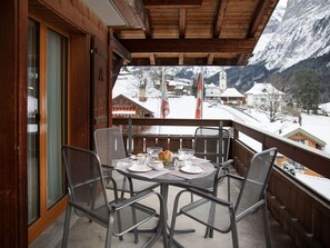 Outdoor dining - Lovely apartment for 6 guests with WIFI, TV, balcony and pets allowed (Grindelwald)