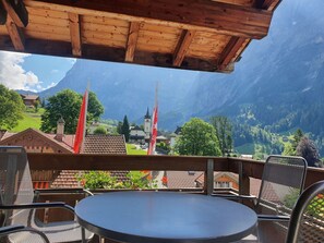 Outdoor dining - Lovely apartment for 6 guests with WIFI, TV, balcony and pets allowed (Grindelwald)