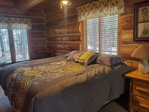 4 chambres, bureau, fer et planche à repasser, lit de bébé portatif