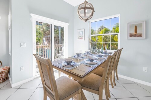 La Coconut: 1 Block to Beach! Dog Friendly! Ping Pong & Foosball, Heated Pool by Anna Maria Life