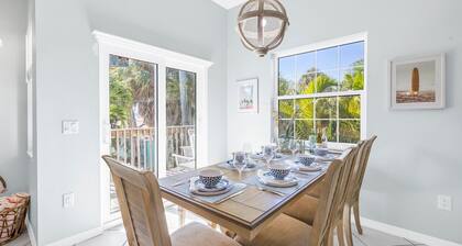 La Coconut: 1 Block to Beach! Dog Friendly! Ping Pong & Foosball, Heated Pool by Anna Maria Life