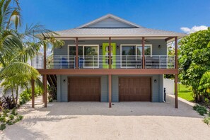 Exterior - Deja Blu:1 Block to Beach! Tropical Oasis, Poolside Lounge, Pool & Spa by Anna Maria Life (Anna Maria)