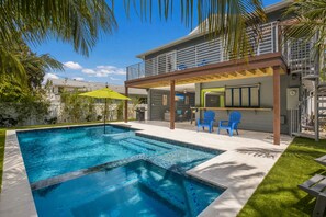 A heated pool - Deja Blu:1 Block to Beach! Tropical Oasis, Poolside Lounge, Pool & Spa by Anna Maria Life (Anna Maria)