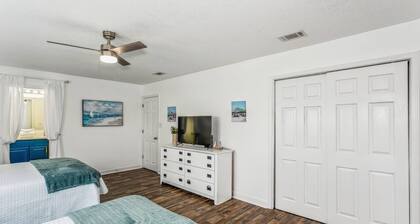 La Margarita |Recently Updated 2BR Townhome |End Unit |Huge Open Deck |Short Walk To The Beach