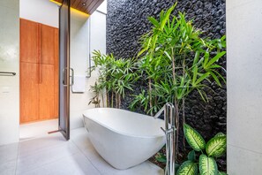 Separate tub and shower, rainfall showerhead, free toiletries