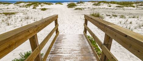 Rannalla, rantapyyhkeitä, kajakkimelontamahdollisuus