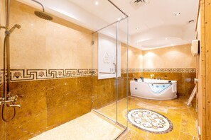 Deluxe 3BR Apartment plus maids room | Badezimmer | Badewanne und Dusche (separat), kostenlose Toilettenartikel