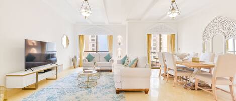 Deluxe 3BR Apartment plus maids room | Area soggiorno | Smart TV 55 pollici con canali via cavo, TV