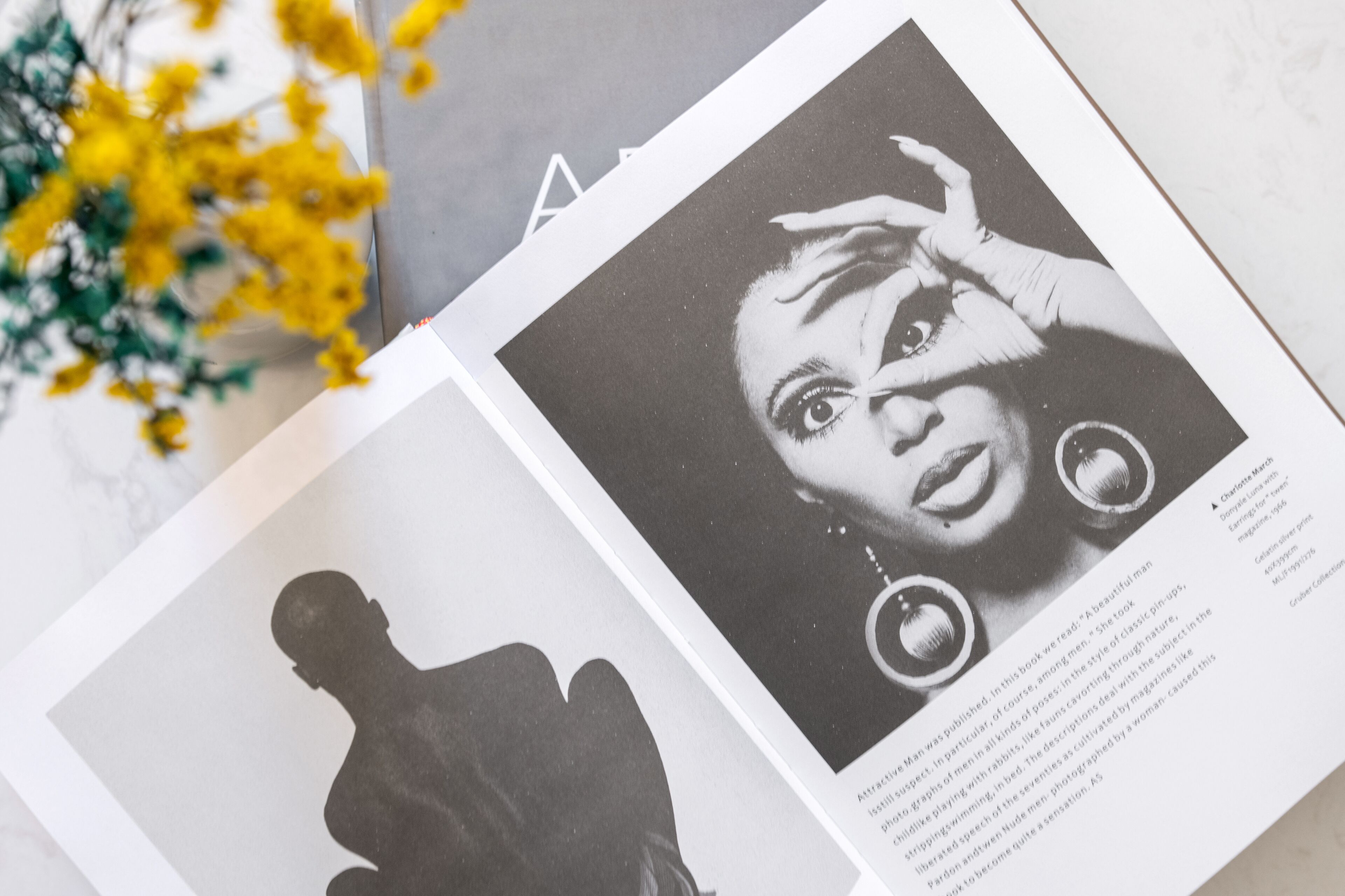 Une double page de magazine avec une photographie en noir et blanc d’une personne, la silhouette d’une personne, et du texte sur la page de droite.