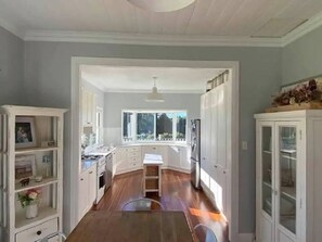 Private kitchen - 100 acres of mountain paradise all to yourself (Berry)