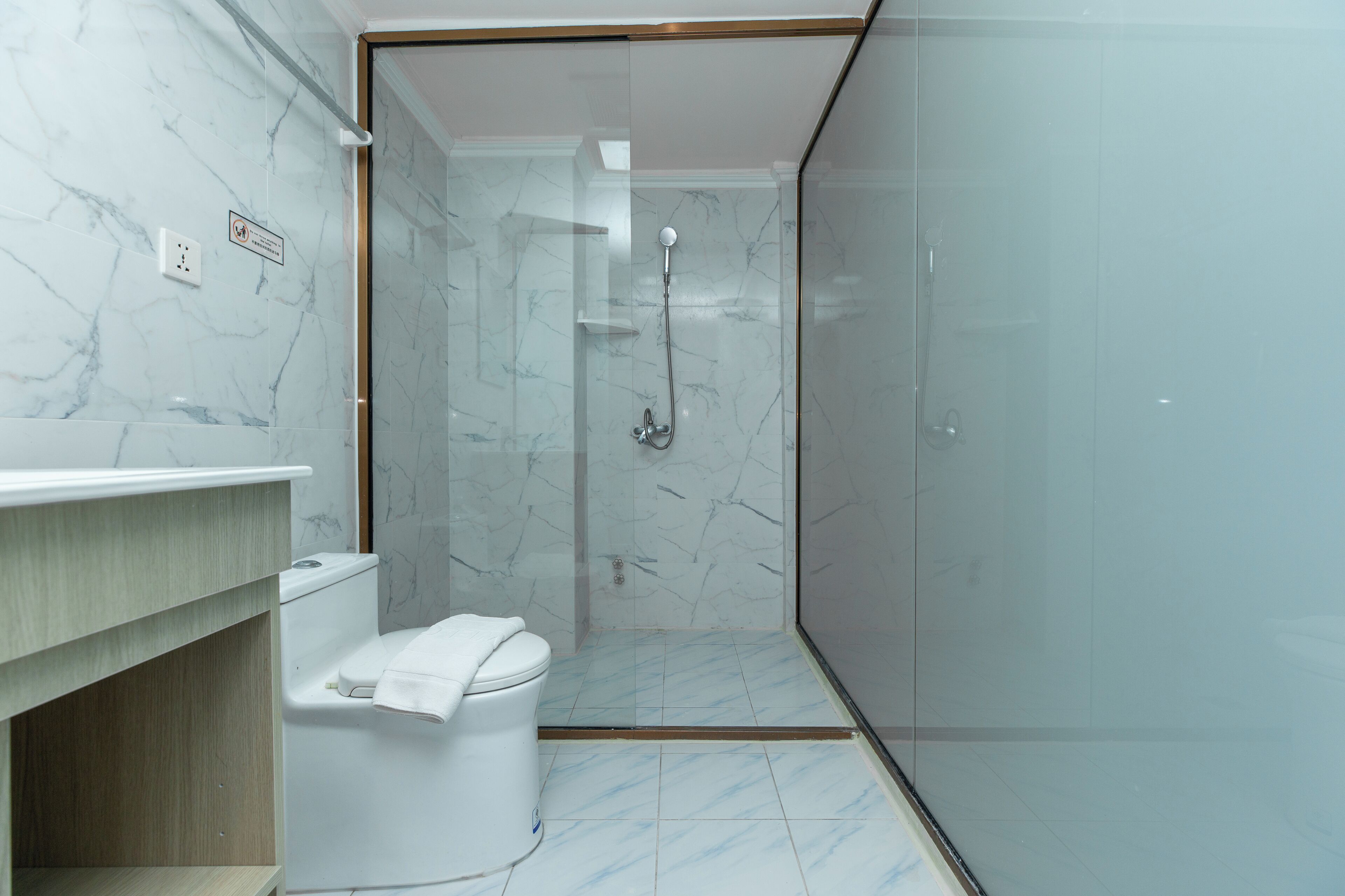 Quarto superior, 1 quarto, para não fumantes | Banheiro | Chuveiro, chuveiro com efeito de chuva, produtos de toalete grátis 
