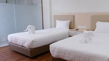 Tabla de planchar con plancha, wifi gratis y ropa de cama