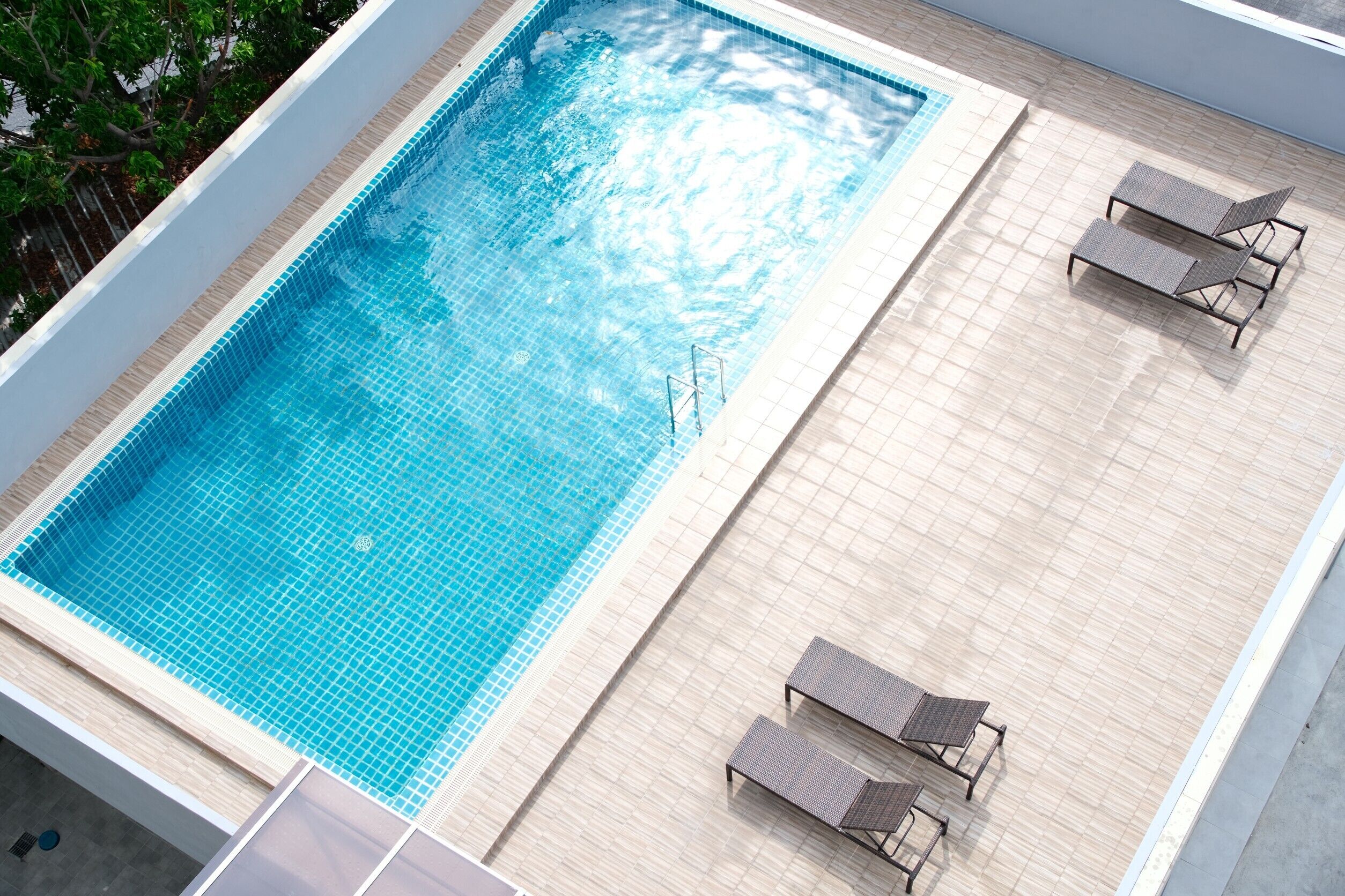 30-英寸液晶电视（配备有线频道）