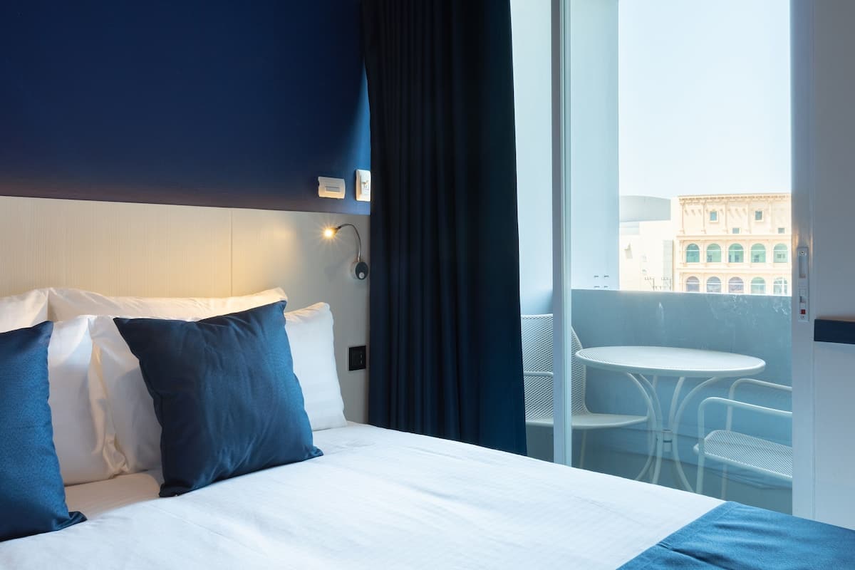 Premier-Zimmer, 1 King-Bett | Zimmersafe, schallisolierte Zimmer, Bügeleisen/Bügelbrett