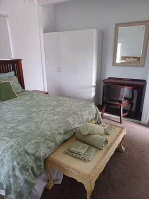1 bedroom, desk, WiFi, bed sheets