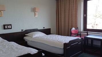 Standard-Zweibettzimmer | Hochwertige Bettwaren, Schreibtisch, Reisekinderbett, kostenloses WLAN