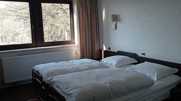 Phòng đôi Tiêu chuẩn | Bộ đồ giường cao cấp, bàn, nôi/cũi di động