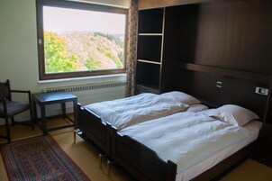 Roupas de cama premium, escrivaninha, berço de viagem, Wi-Fi de cortesia