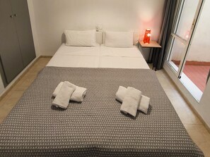 2 bedrooms, iron/ironing board, Internet, bed sheets