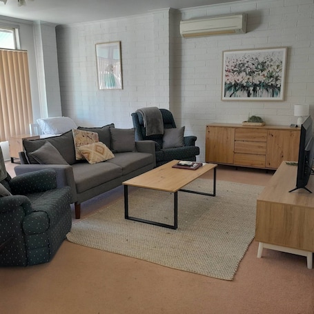 Comfort Apartment | Living area. Peterborough Motel
