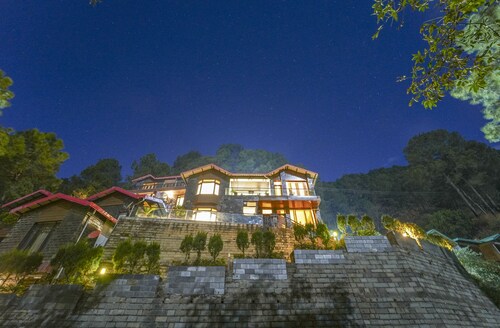 Kalmia Kasauli 3BHK Villa : King sized bed +Bonfire +WiFi+ Cook