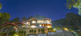 Kalmia Kasauli 3BHK Villa : King sized bed +Bonfire +WiFi+ Cook