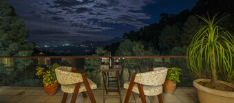 Kalmia Kasauli 3BHK Villa : King sized bed +Bonfire +WiFi+ Cook