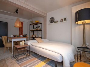 1 quarto, escrivaninha, acesso de cortesia à internet