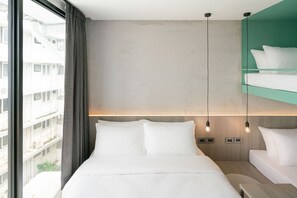 Habitación cuádruple familiar, varias camas, baño privado | Espacio para trabajar con laptop, wifi gratis y ropa de cama 