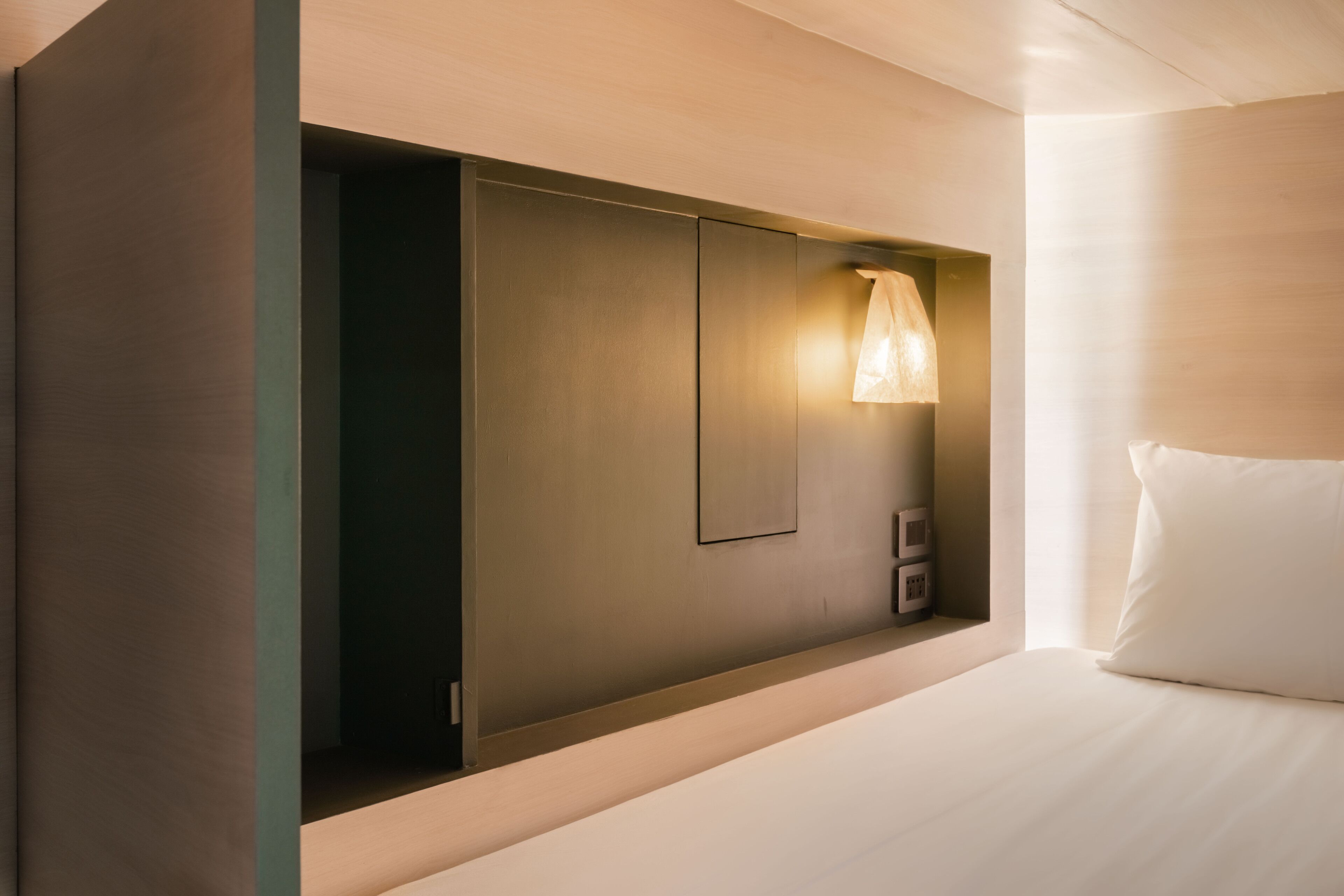 笔记本电脑工作区、免费 WiFi、床单