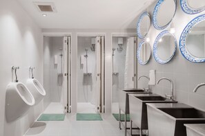 Secador de pelo, bidet, toallas