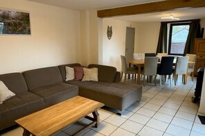 TV connectée, cheminée, table de tennis de table