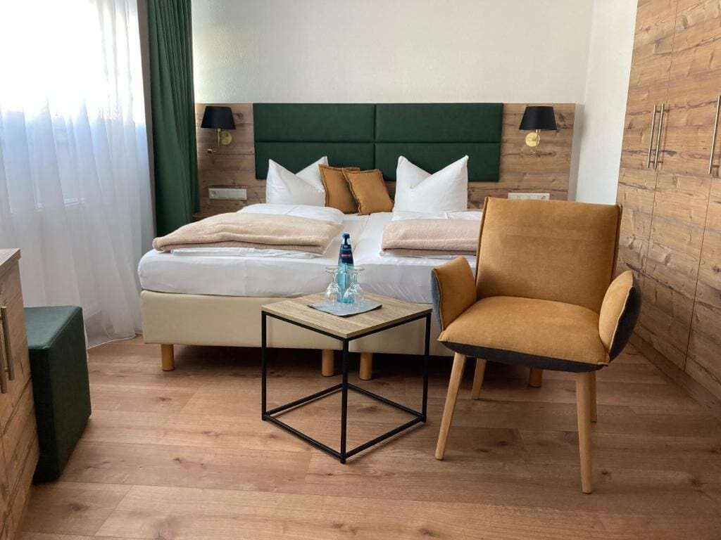 Familienzimmer | Allergikerbettwaren, Zimmersafe, Schreibtisch