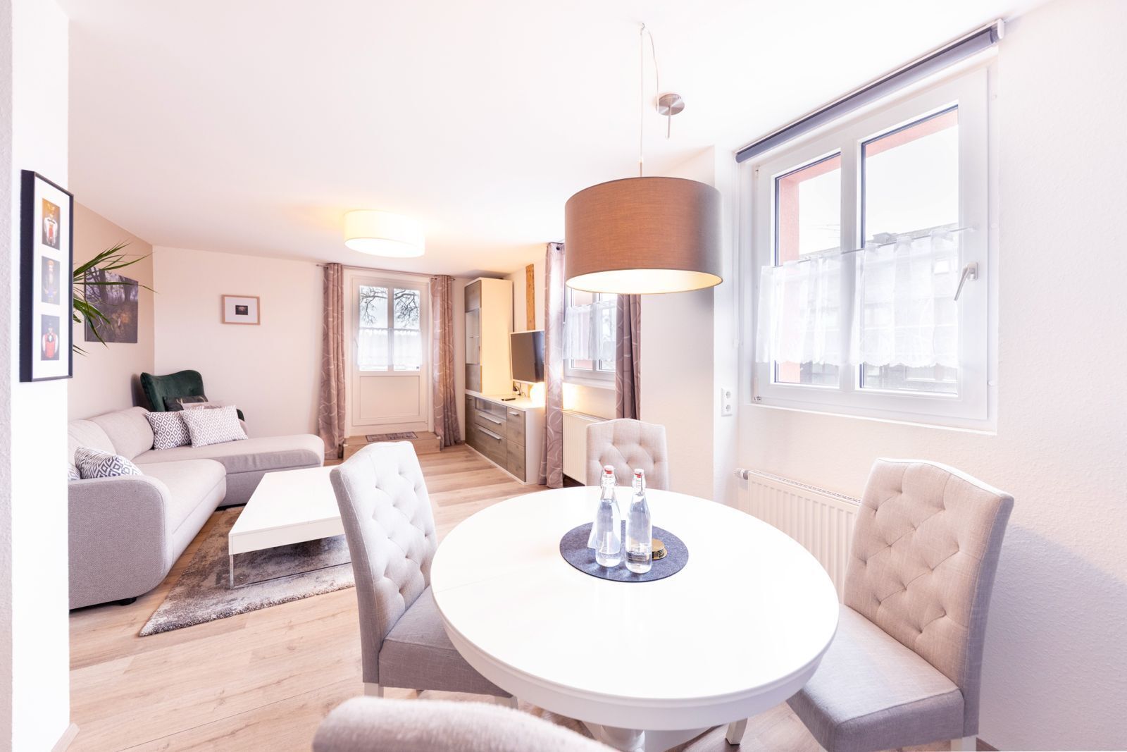 Apartment | Wohnbereich | 40-Zoll-Flachbildfernseher mit Satellitenempfang, Fernseher, Tablet-PC