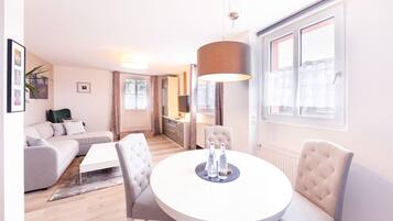Apartment | Wohnbereich | 40-Zoll-Flachbildfernseher mit Satellitenempfang, Fernseher, Tablet-PC